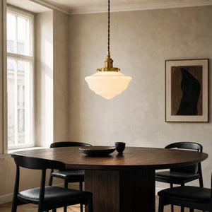 Luminária pendente nórdica Astrid de vidro leitoso e metal dourado proporcional sobre mesa de jantar