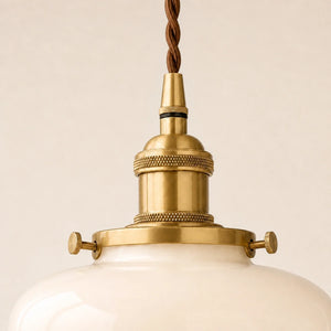 Detalhe do soquete E27 em metal dourado da luminária pendente nórdica Sigrid