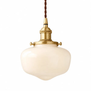 Luminária pendente nórdica Sigrid de vidro leitoso com metal dourado em fundo branco