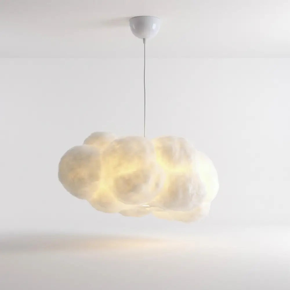 Luminária Pendente Nuvem Decorativa de Algodão Nimbus acesa, mostrando iluminação difusa ideal para quarto de bebê e infantil.