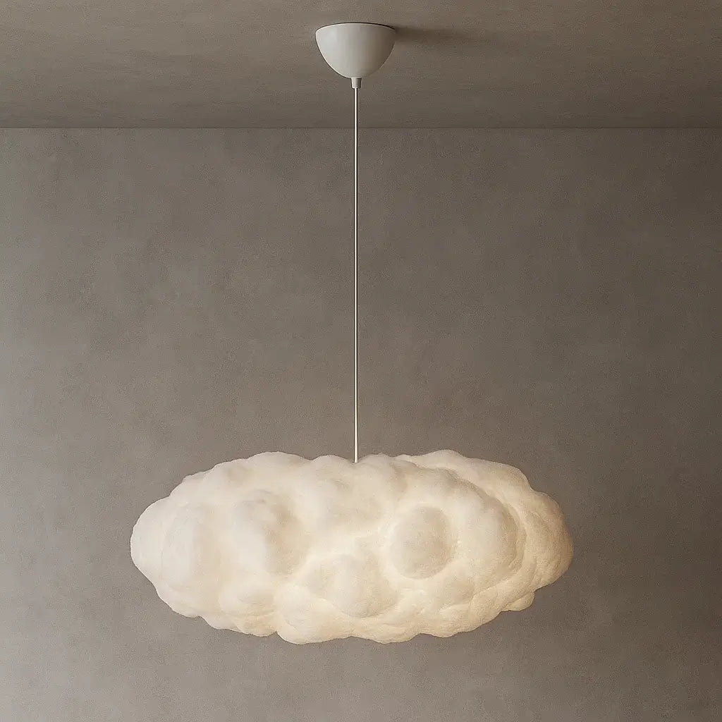 Luminária pendente nuvem Nimbus instalada em teto com acabamento em cimento queimado, iluminação suave e difusa
