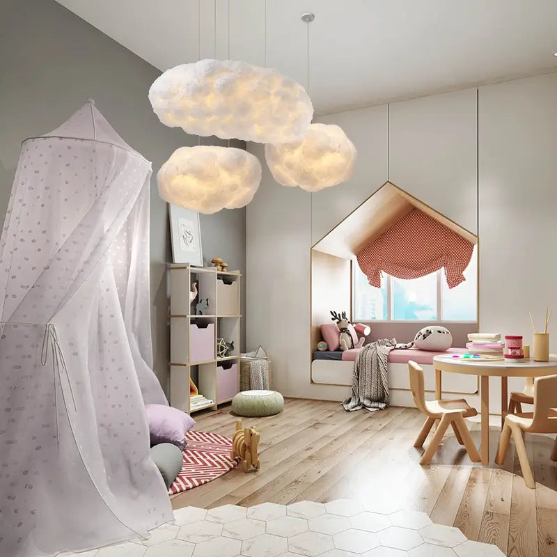 Projeto de quarto infantil brasileiro decorado com luminária nuvem Nimbus em composição múltipla, ambiente lúdico e sofisticado
