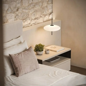 Decoração de quarto de casal com Pendente Disco Ufo Branco iluminando a mesa de cabeceira, substituindo abajur com design moderno