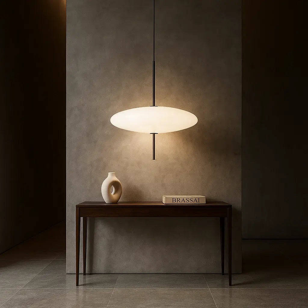 Luminária Pendente UFO 30cm branca em hall de entrada contemporâneo com iluminação difusa