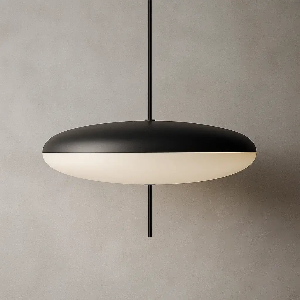 Detalhe da luminária pendente UFO preto e branco, iluminação LED integrada difusa.