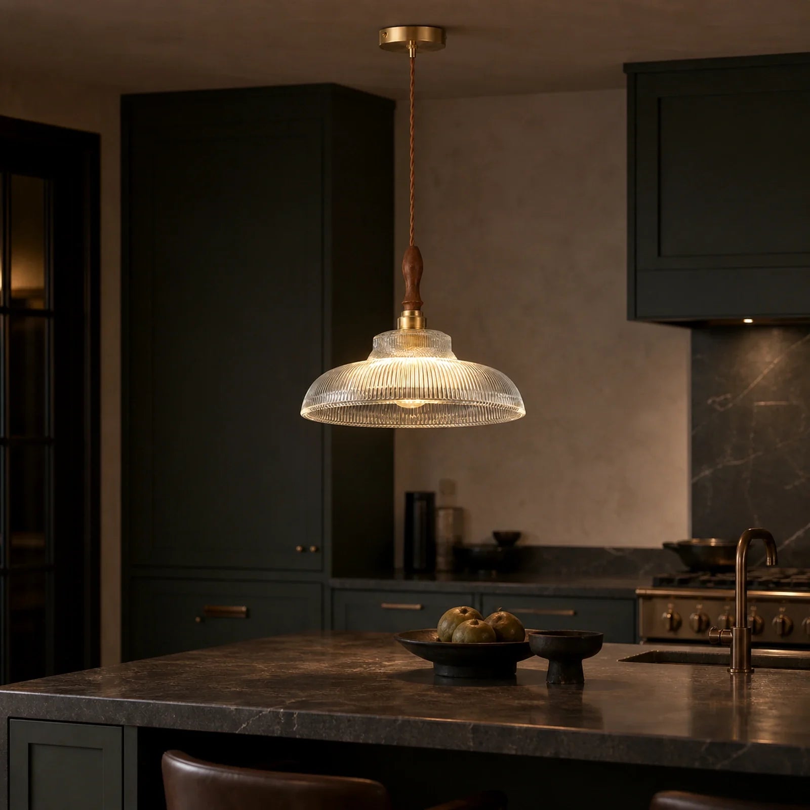 Luminária Pendente de Vidro Akari em cozinha gourmet escura com ilha de pedra