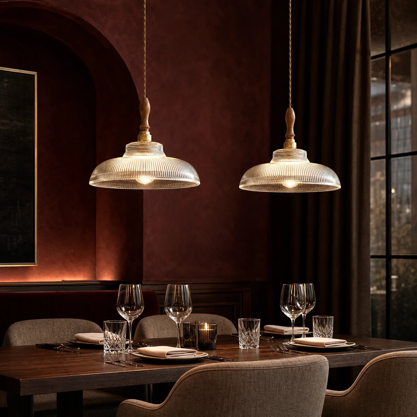 Luminária Pendente de Vidro Akari em sala de jantar elegante com parede vinho