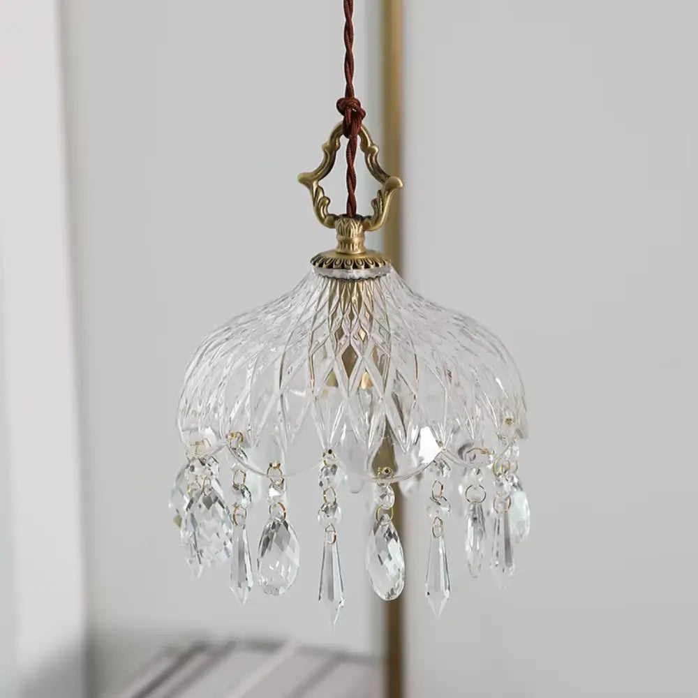 Luminária pendente de vidro facetado tipo cristal Marquise da Radiantbr com a luz apagada, destacando a transparência dos pingentes em gota e a estrutura dourada superior.