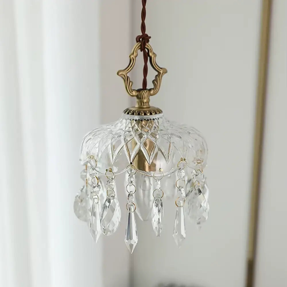 Luminária pendente de vidro facetado tipo cristal Marquise da Radiantbr com a luz apagada, revelando o soquete dourado interno e a transparência dos pingentes sob luz natural.