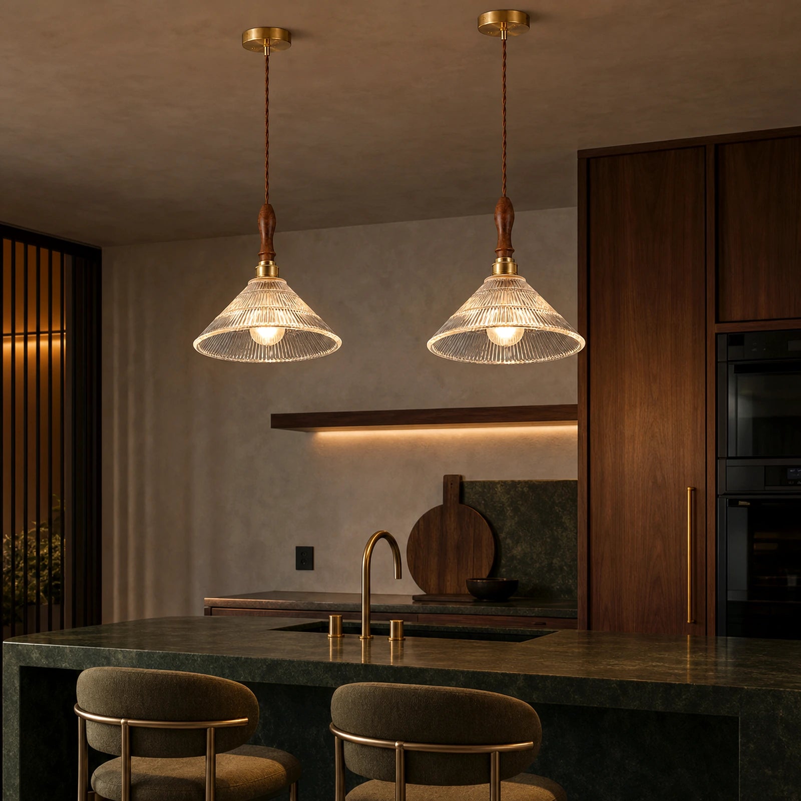 Luminária Pendente de Vidro Mori em cozinha gourmet escura com bancada de pedra