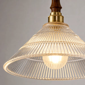 Detalhe do vidro canelado da Luminária Pendente de Vidro Mori acesa