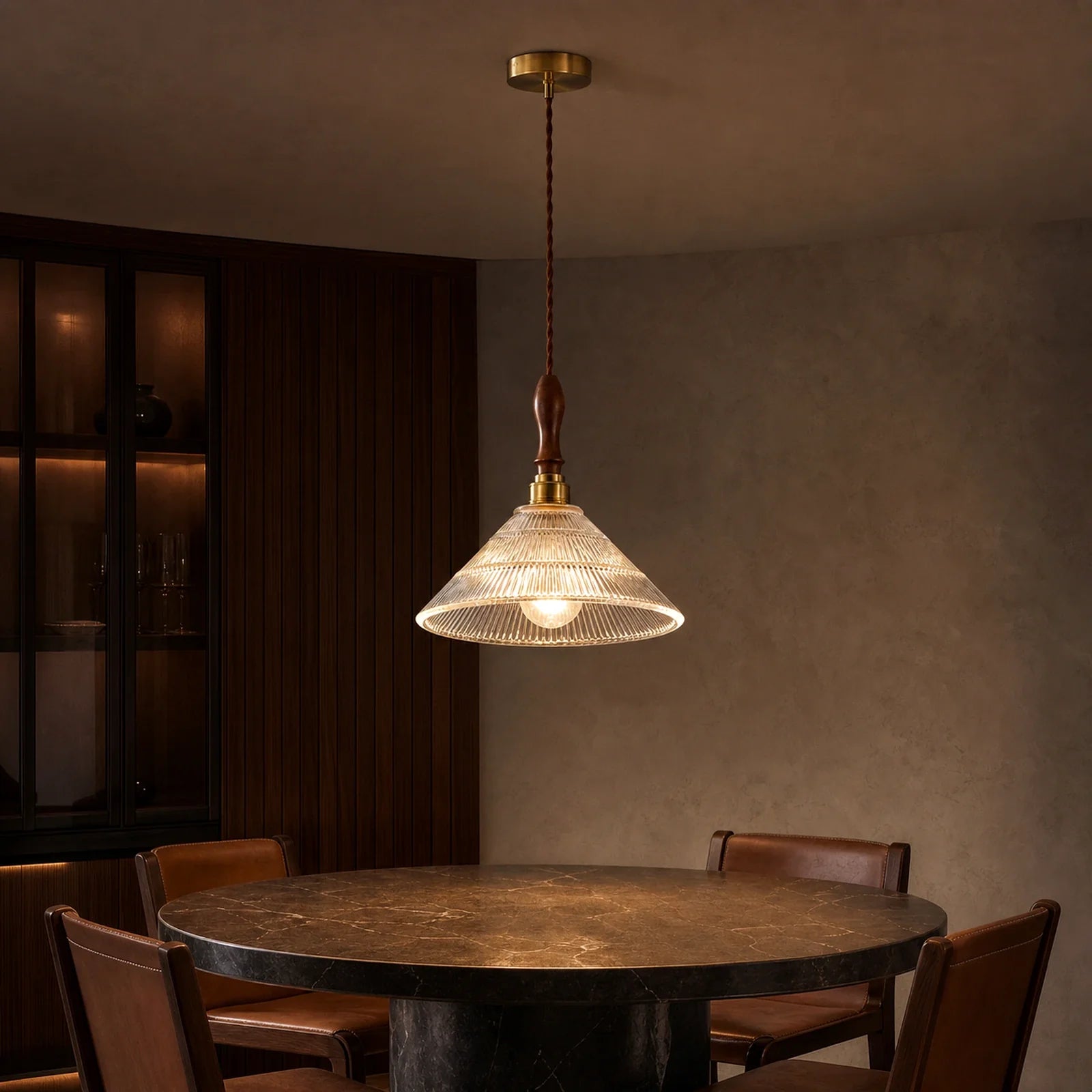 Luminária Pendente de Vidro Mori instalada no teto sobre mesa de jantar com luz branco quente