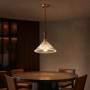 Luminária Pendente de Vidro Mori instalada no teto sobre mesa de jantar com luz branco quente
