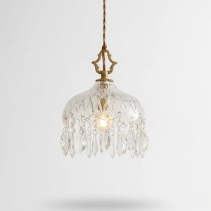 Luminária pendente de vidro facetado tipo cristal com estrutura dourada em cobre polido, modelo Marquise da Radiantbr, pendurada contra fundo branco
