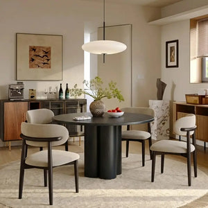 Sala de jantar compacta com mesa redonda iluminada por Lustre Pendente Disco UFO, ideal para apartamentos e espaços integrados.