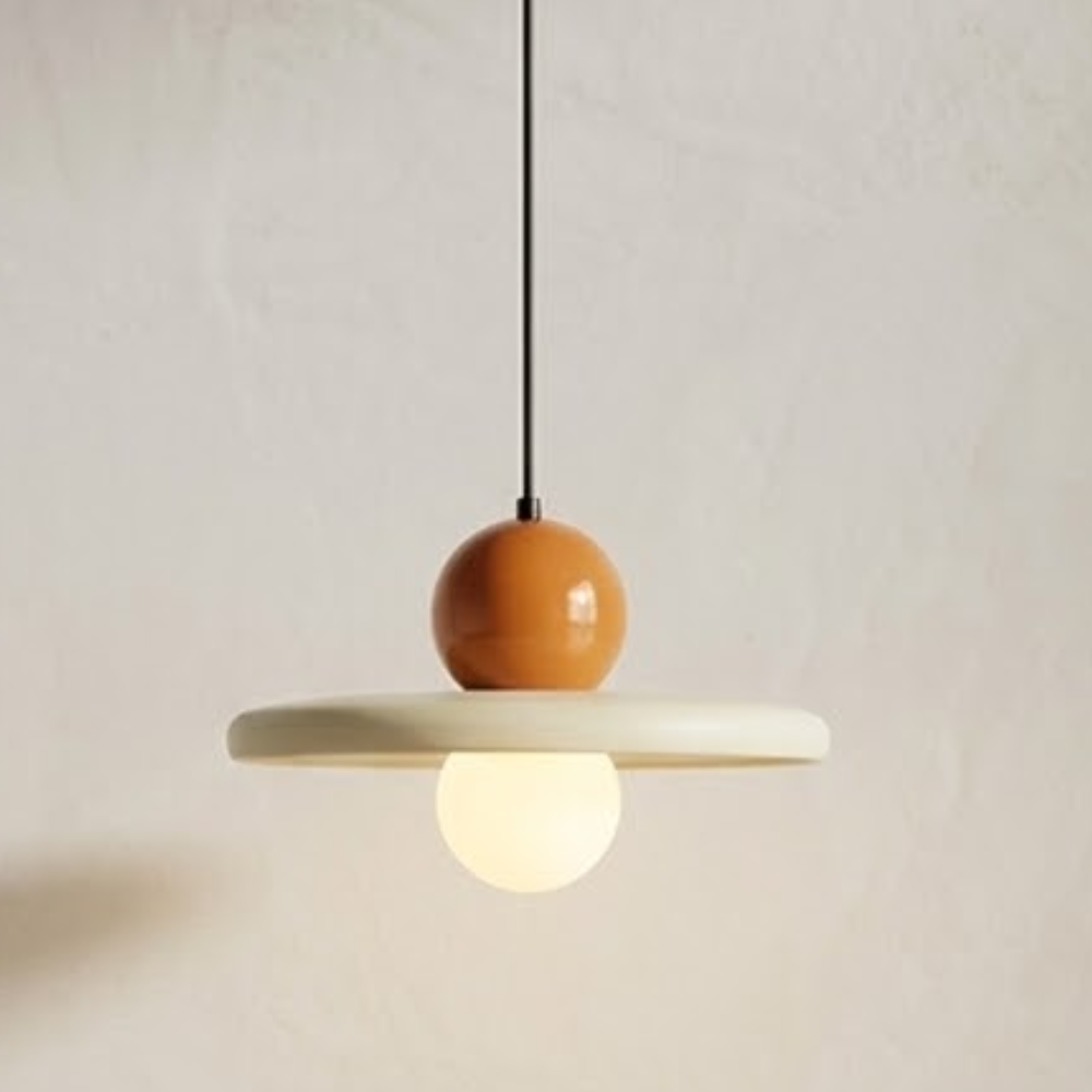 Lustre pendente estilo francês minimalista na cor laranja, tamanho 20cm, com luz acesa e isolado em fundo neutro