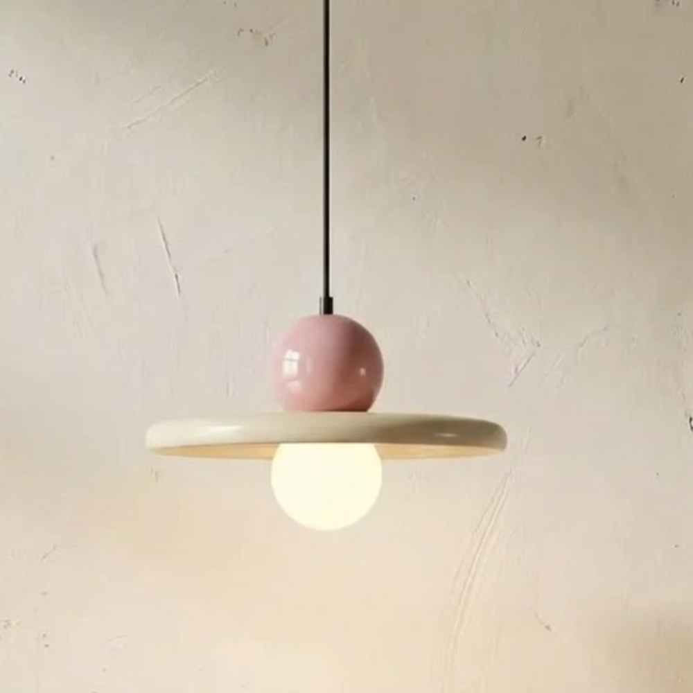 Lustre pendente estilo francês minimalista na cor rosa suave, tamanho 20cm, com luz acesa e isolado em fundo neutro