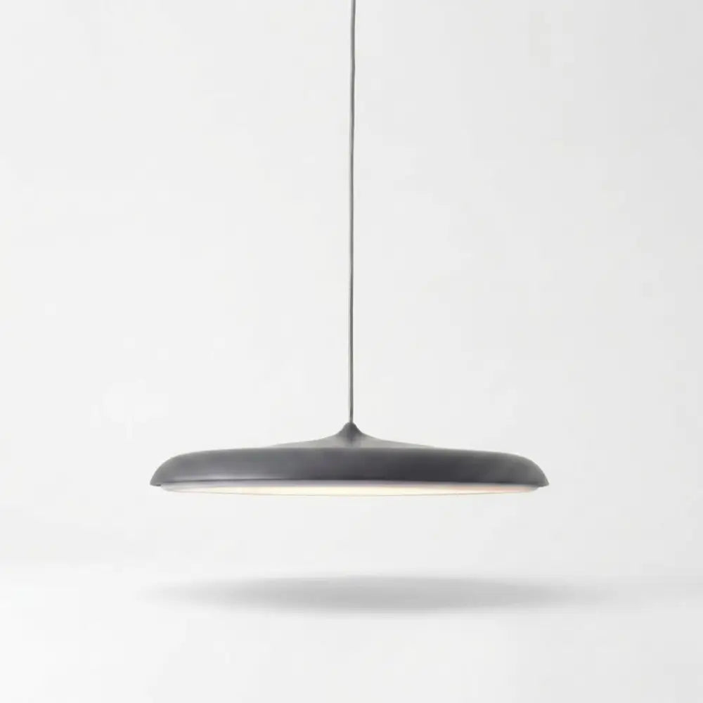 Lustre Pendente Macaron Nordic na cor Cinza (Grey) com acabamento fosco. Luminária de teto moderna em formato de disco ultrafino com LED integrado em fundo branco