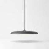 Lustre Pendente Macaron Nordic na cor Cinza (Grey) com acabamento fosco. Luminária de teto moderna em formato de disco ultrafino com LED integrado em fundo branco