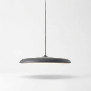 Lustre Pendente Macaron Nordic na cor Cinza (Grey) com acabamento fosco. Luminária de teto moderna em formato de disco ultrafino com LED integrado em fundo branco