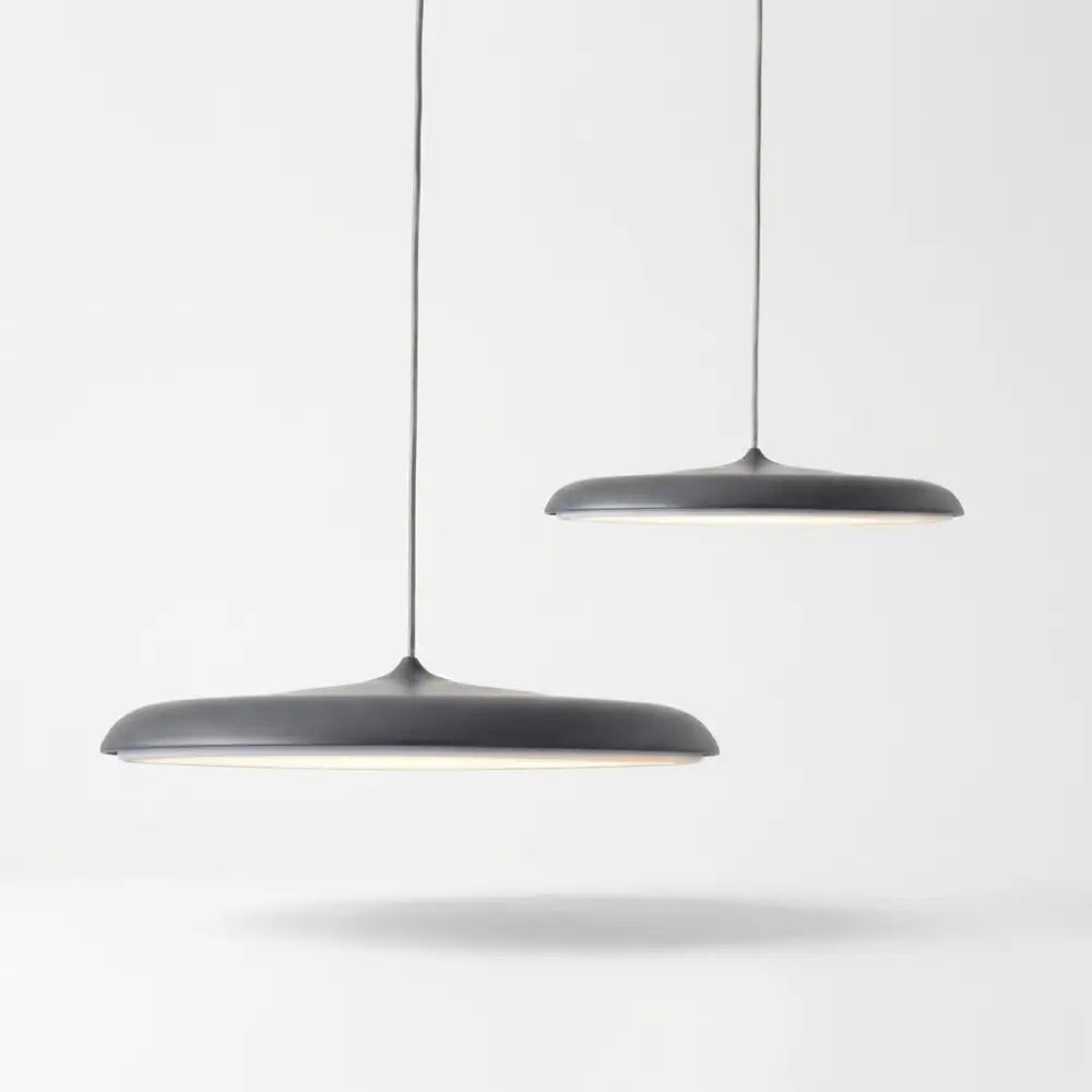 Lustre Pendente Macaron Nordic na cor Cinza (Grey) com acabamento fosco. Luminária de teto moderna em formato de disco ultrafino com LED integrado em fundo branco