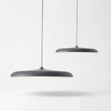 Lustre Pendente Macaron Nordic na cor Cinza (Grey) com acabamento fosco. Luminária de teto moderna em formato de disco ultrafino com LED integrado em fundo branco