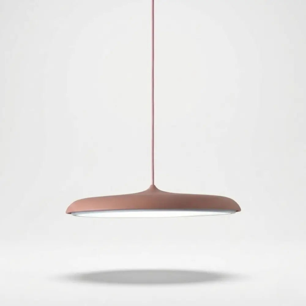 Lustre Pendente Macaron na cor Rosa Pastel suave. Iluminação decorativa lúdica e moderna, indicada para quartos infantis, brinquedotecas ou decoração romântica contemporânea