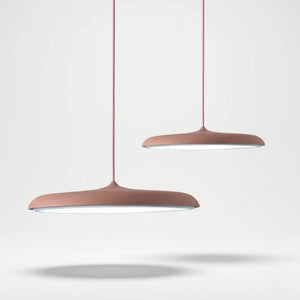 Lustre Pendente Macaron na cor Rosa Pastel suave. Iluminação decorativa lúdica e moderna, indicada para quartos infantis, brinquedotecas ou decoração romântica contemporânea