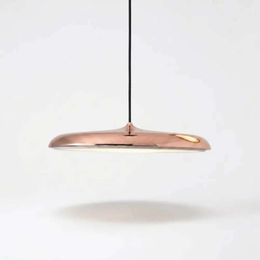 Lustre Pendente Macaron Nordic em acabamento Rose Gold (Cobre) brilhante. Design moderno em formato de disco ultrafino com LED integrado, ideal para salas de jantar sofisticadas e ambientes de luxo