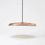 Lustre Pendente Macaron Nordic em acabamento Rose Gold (Cobre) brilhante. Design moderno em formato de disco ultrafino com LED integrado, ideal para salas de jantar sofisticadas e ambientes de luxo