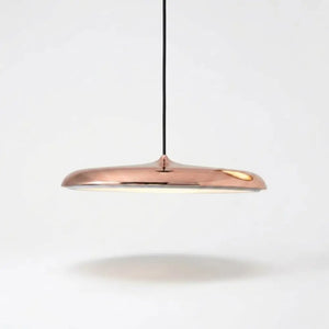 Lustre Pendente Macaron Nordic em acabamento Rose Gold (Cobre) brilhante. Design moderno em formato de disco ultrafino com LED integrado, ideal para salas de jantar sofisticadas e ambientes de luxo