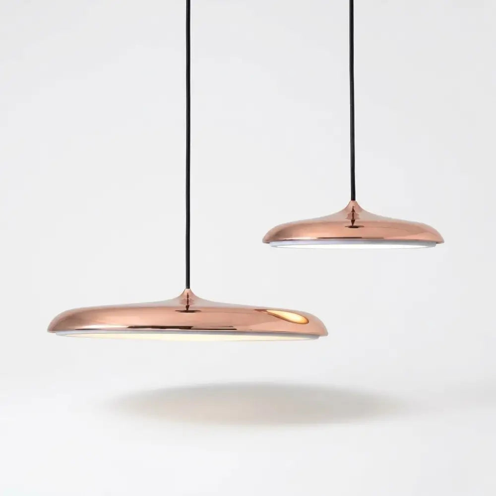 Lustre Pendente Macaron Nordic em acabamento Rose Gold (Cobre) brilhante. Design moderno em formato de disco ultrafino com LED integrado, ideal para salas de jantar sofisticadas e ambientes de luxo