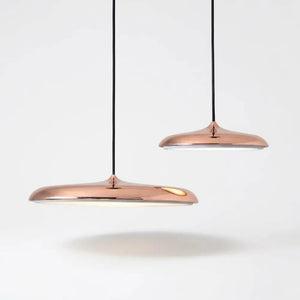 Lustre Pendente Macaron Nordic em acabamento Rose Gold (Cobre) brilhante. Design moderno em formato de disco ultrafino com LED integrado, ideal para salas de jantar sofisticadas e ambientes de luxo