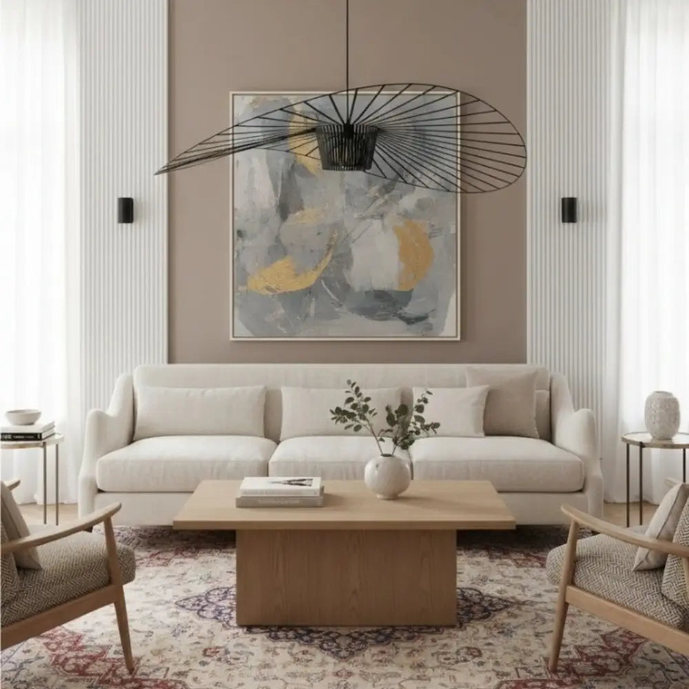 Lustre pendente Vertigo com a luz apagada suspenso sobre uma mesa de centro, compondo a decoração de uma sala de estar moderna.