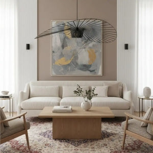 Lustre pendente Vertigo com a luz apagada suspenso sobre uma mesa de centro, compondo a decoração de uma sala de estar moderna.
