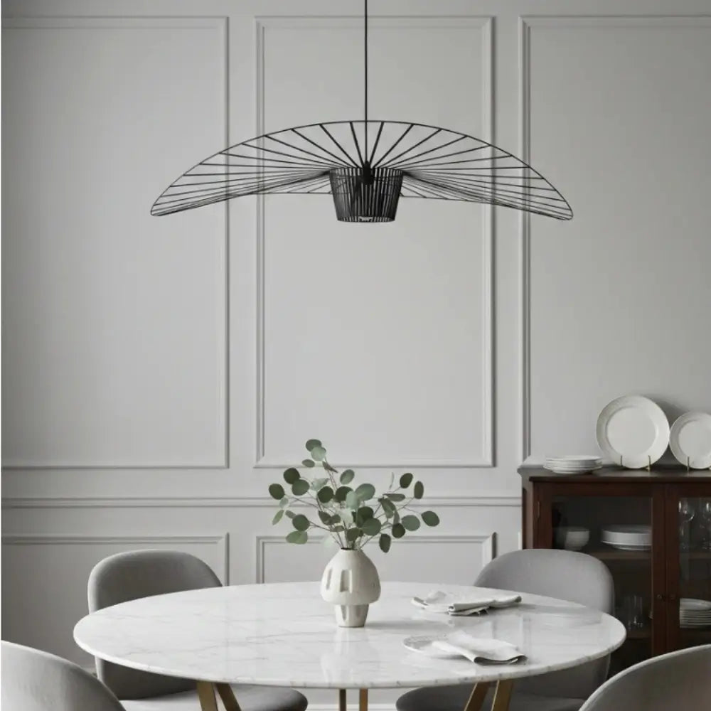 Lustre pendente Vertigo design italiano instalado sobre uma mesa de jantar em ambiente moderno