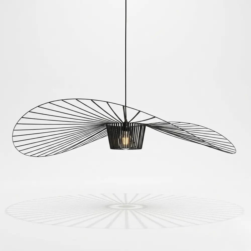 Lustre pendente Vertigo preto de design moderno com estrutura de poliuretano em formato de onda isolado em fundo neutro.