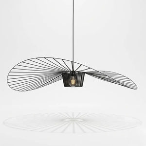 Lustre pendente Vertigo preto de design moderno com estrutura de poliuretano em formato de onda isolado em fundo neutro.