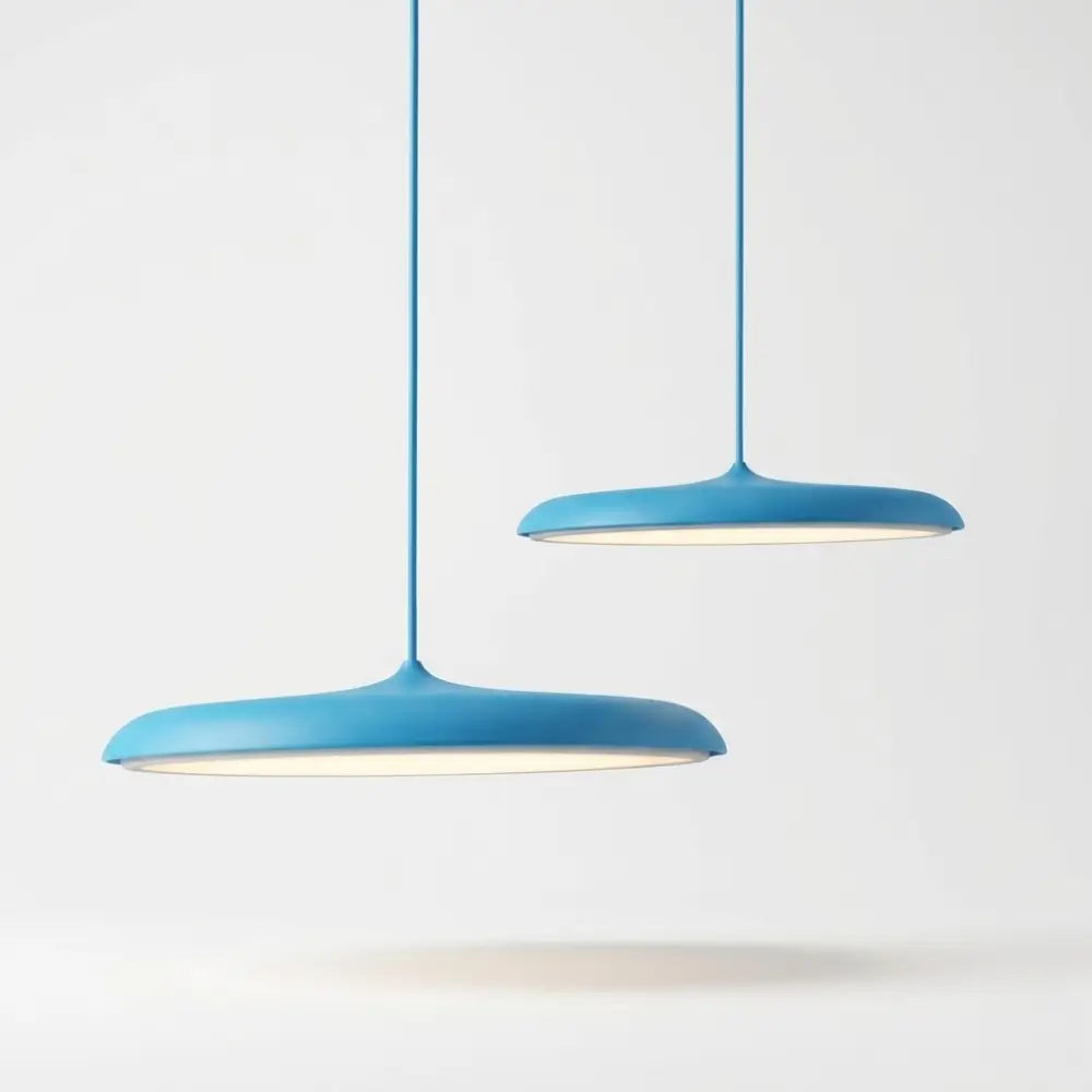 Conjunto de luminárias pendentes Macaron na cor Azul Fosco (Blue Matte). Design escandinavo minimalista em formato de disco, ideal para trazer cor a ambientes neutros.