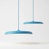 Conjunto de luminárias pendentes Macaron na cor Azul Fosco (Blue Matte). Design escandinavo minimalista em formato de disco, ideal para trazer cor a ambientes neutros.
