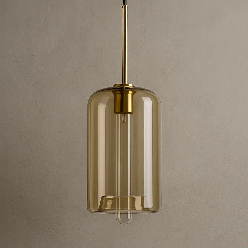 Luminária pendente cilíndrica de vidro âmbar com detalhe dourado, design minimalista e sofisticado