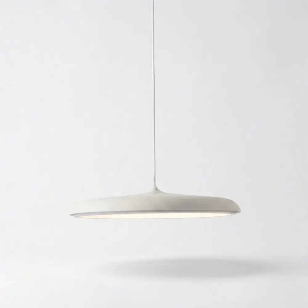 Pendente Disco LED minimalista na cor Branco Fosco (Off-White). Luminária de teto clean e moderna, perfeita para iluminação de cozinhas brancas, ilhas centrais e escritórios home office