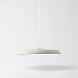 Pendente Disco LED minimalista na cor Branco Fosco (Off-White). Luminária de teto clean e moderna, perfeita para iluminação de cozinhas brancas, ilhas centrais e escritórios home office