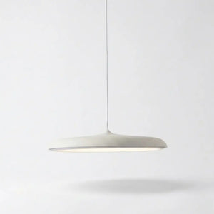 Pendente Disco LED minimalista na cor Branco Fosco (Off-White). Luminária de teto clean e moderna, perfeita para iluminação de cozinhas brancas, ilhas centrais e escritórios home office