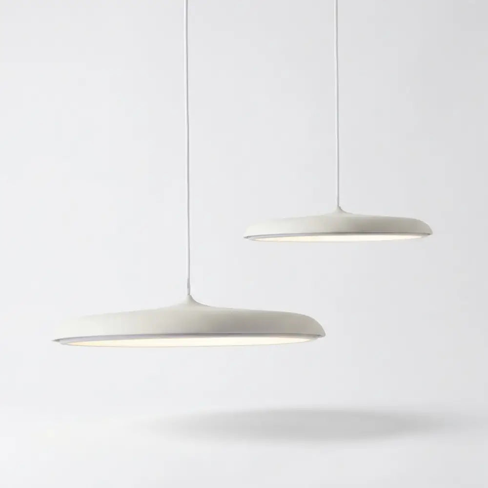 Pendente Disco LED minimalista na cor Branco Fosco (Off-White). Luminária de teto clean e moderna, perfeita para iluminação de cozinhas brancas, ilhas centrais e escritórios home office