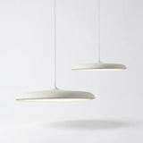 Pendente Disco LED minimalista na cor Branco Fosco (Off-White). Luminária de teto clean e moderna, perfeita para iluminação de cozinhas brancas, ilhas centrais e escritórios home office