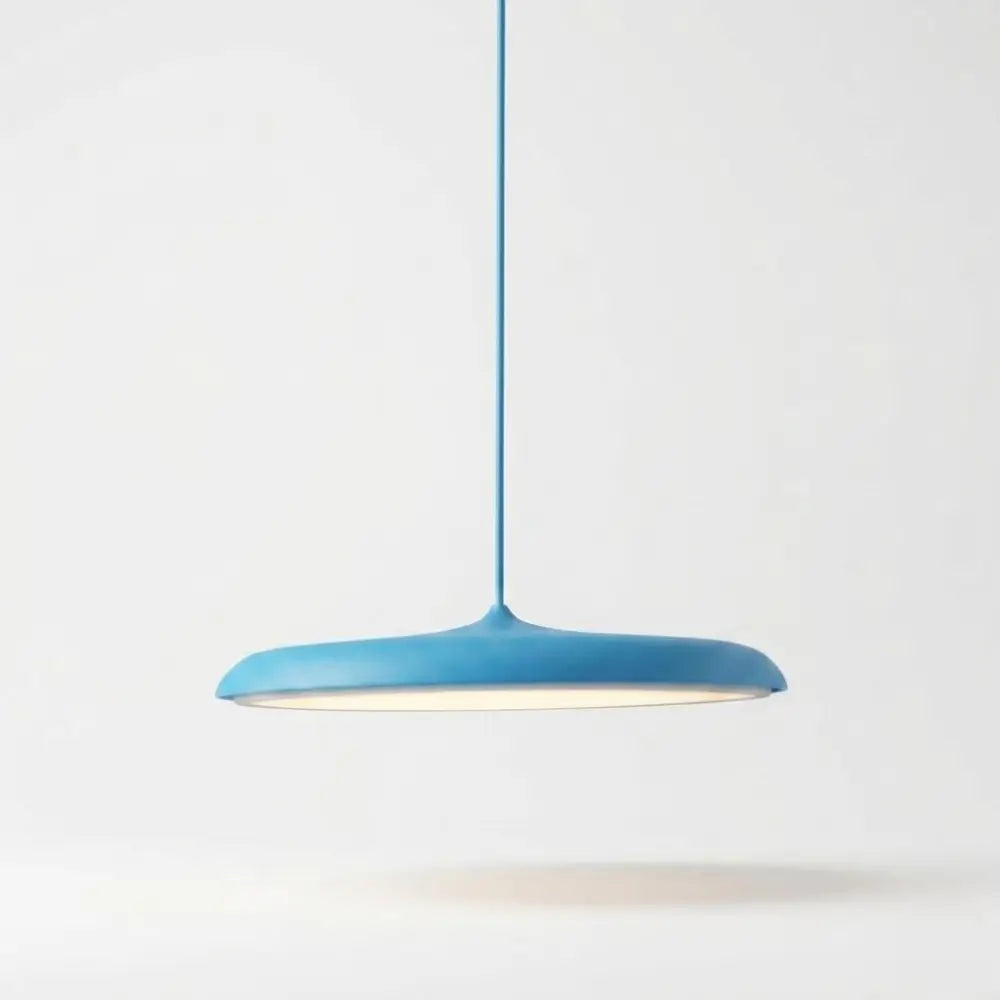  luminária pendente Macaron na cor Azul Fosco (Blue Matte). Design escandinavo minimalista em formato de disco, ideal para trazer cor a ambientes neutros.