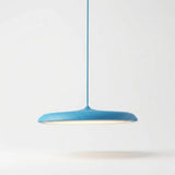  luminária pendente Macaron na cor Azul Fosco (Blue Matte). Design escandinavo minimalista em formato de disco, ideal para trazer cor a ambientes neutros.