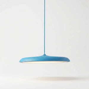  luminária pendente Macaron na cor Azul Fosco (Blue Matte). Design escandinavo minimalista em formato de disco, ideal para trazer cor a ambientes neutros.
