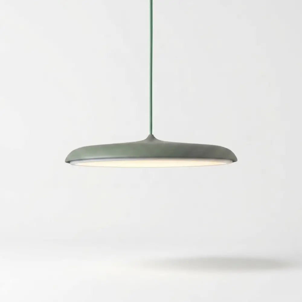 Pendente moderno cor Verde Menta (Sage Green) com acabamento fosco. Luminária estilo escandinavo para trazer cor e frescor a salas de estar e bancadas gourmet integradas.